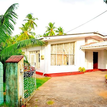 Aeroform Homestay Negombo Buitenkant foto